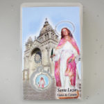 Oração com medalha de Santa Luzia e com o Templo
